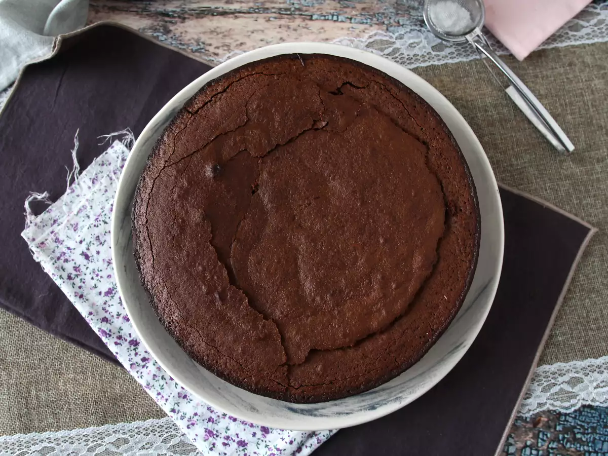Preprosta in sočna čokoladna torta - fotografija 8