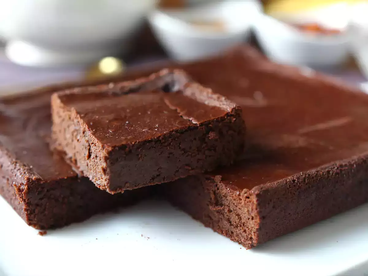 Proteinski čokoladni brownie z rdečimi fižoli