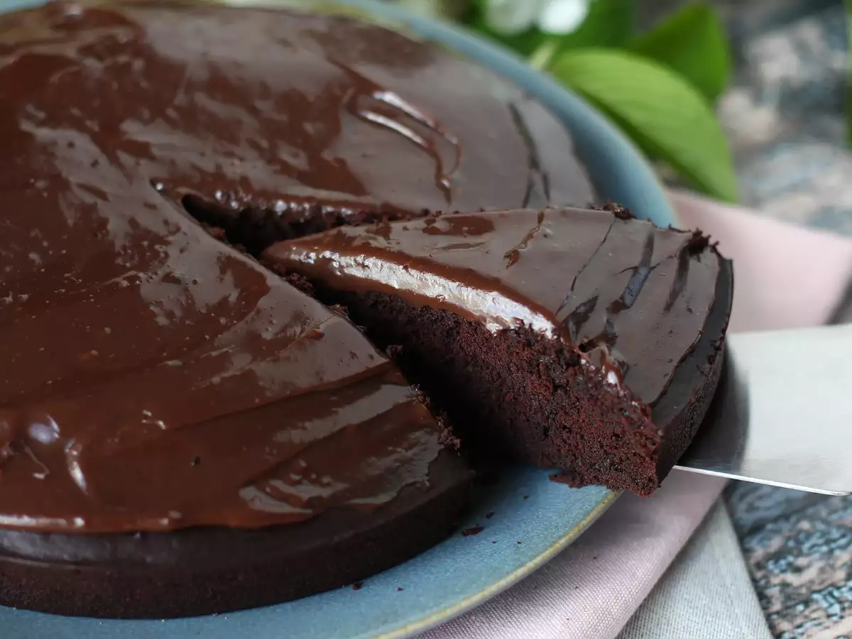 Puhast čokoladni kolač Nega Maluca z brigadeiro prelivom