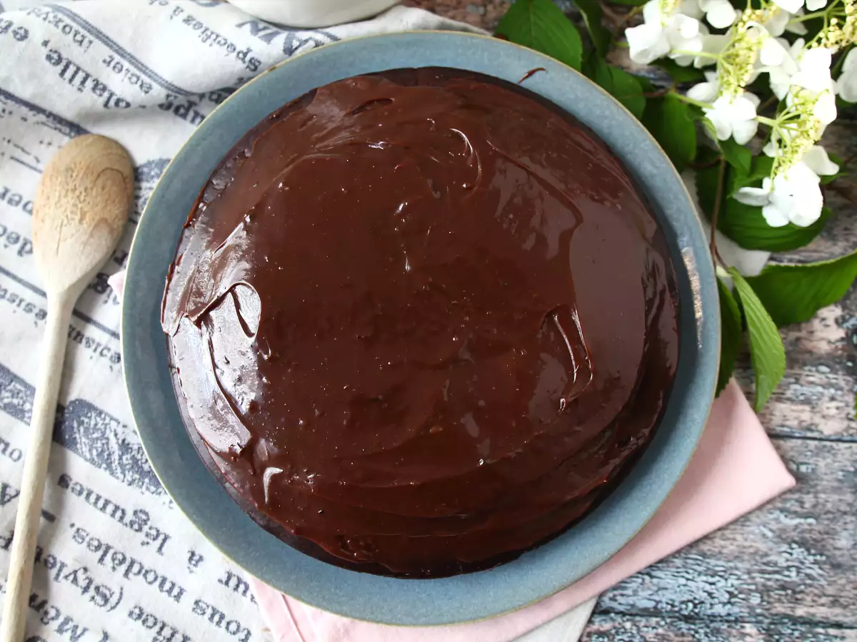 Puhast čokoladni kolač Nega Maluca z brigadeiro prelivom - fotografija 4