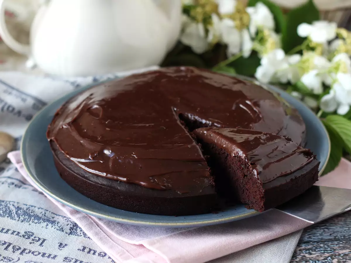Puhast čokoladni kolač Nega Maluca z brigadeiro prelivom - fotografija 5
