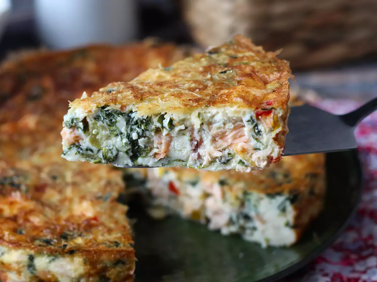 Quiche brez testa z lososom, špinačo in skuto