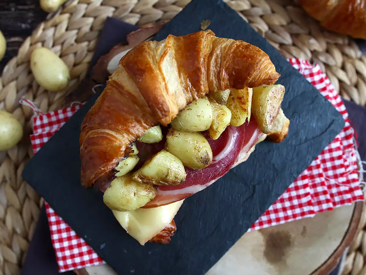 Raclette croissant sendvič za okusno pozno kosilo! - fotografija 2