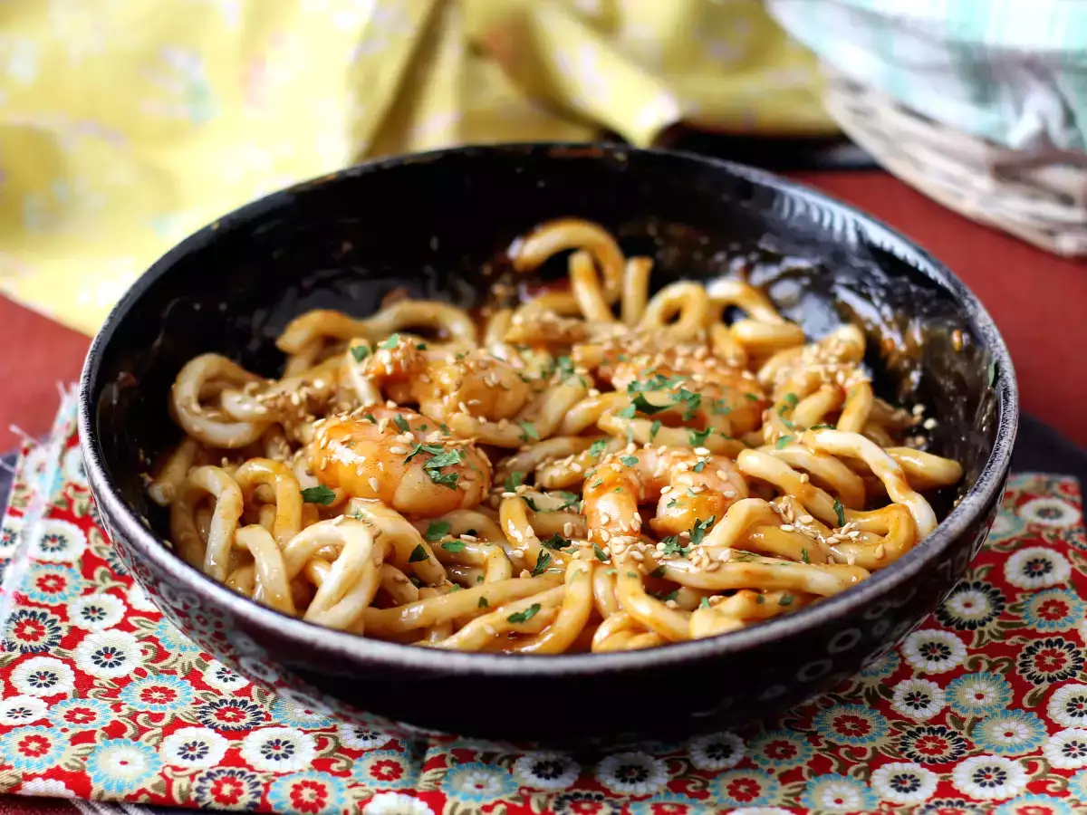 Rezanci udon s kozicami z začinjeno arašidovo omako - fotografija 2