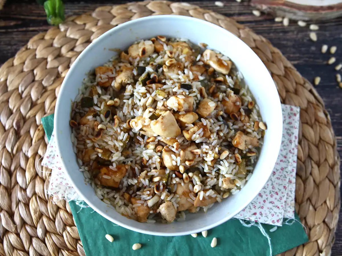 Riževa solata s piščancem, bučkami, pinjolami in glazuro iz balzamičnega kisa - fotografija 3