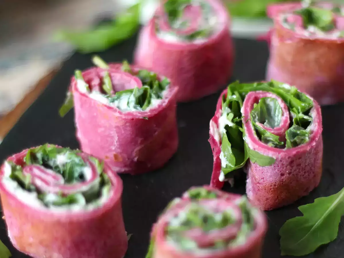 Rolice palačink iz rdeče pese z rikoto in rukolo - fotografija 2