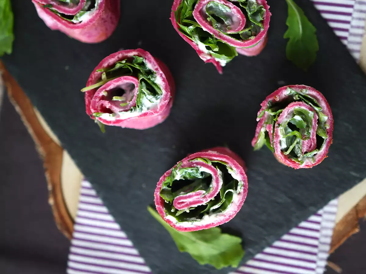 Rolice palačink iz rdeče pese z rikoto in rukolo - fotografija 5