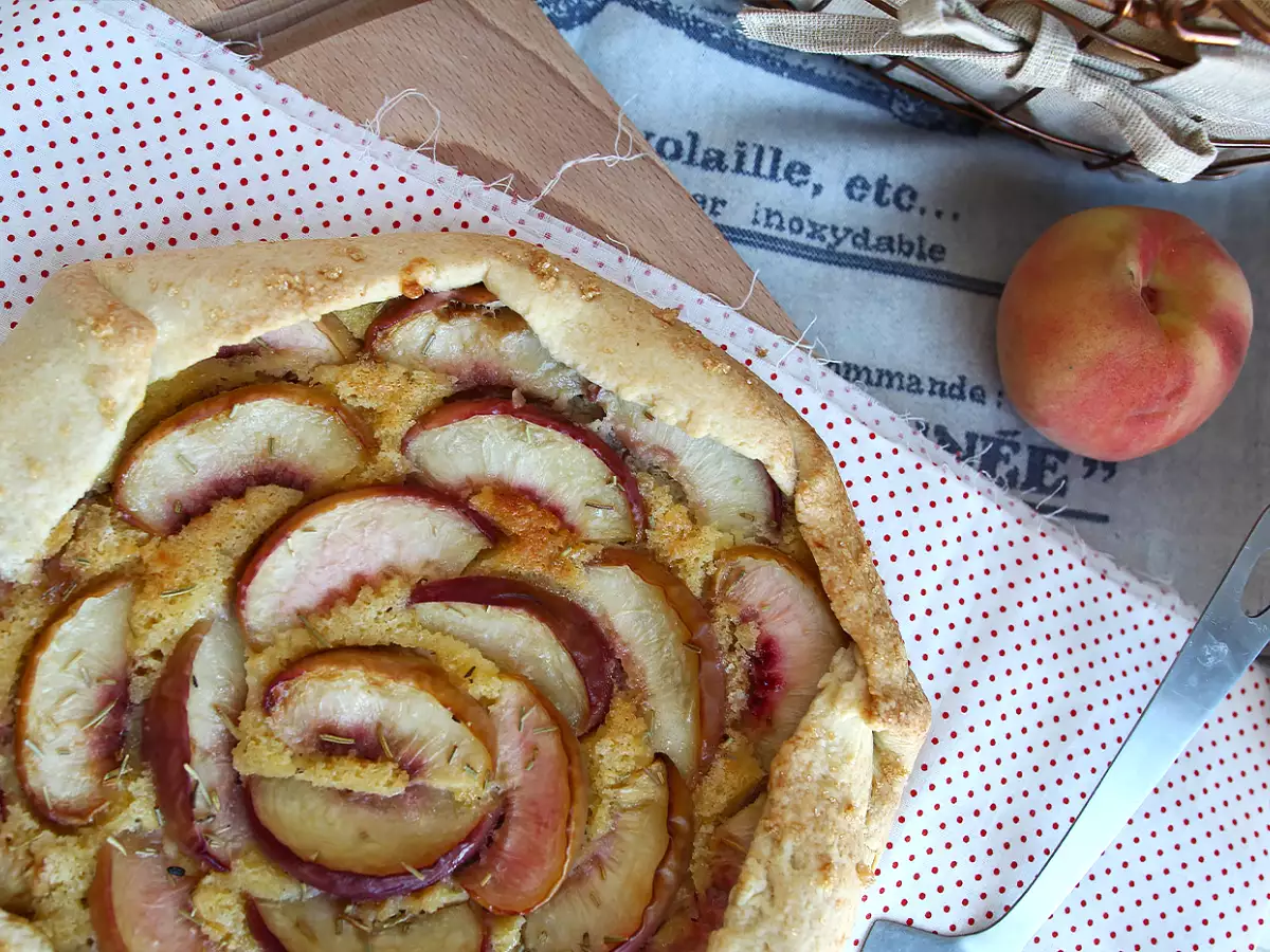 Rustikalna pita z breskvami in rožmarinom - fotografija 2