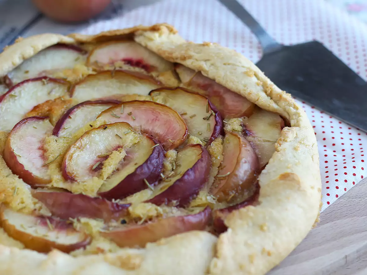 Rustikalna pita z breskvami in rožmarinom - fotografija 5
