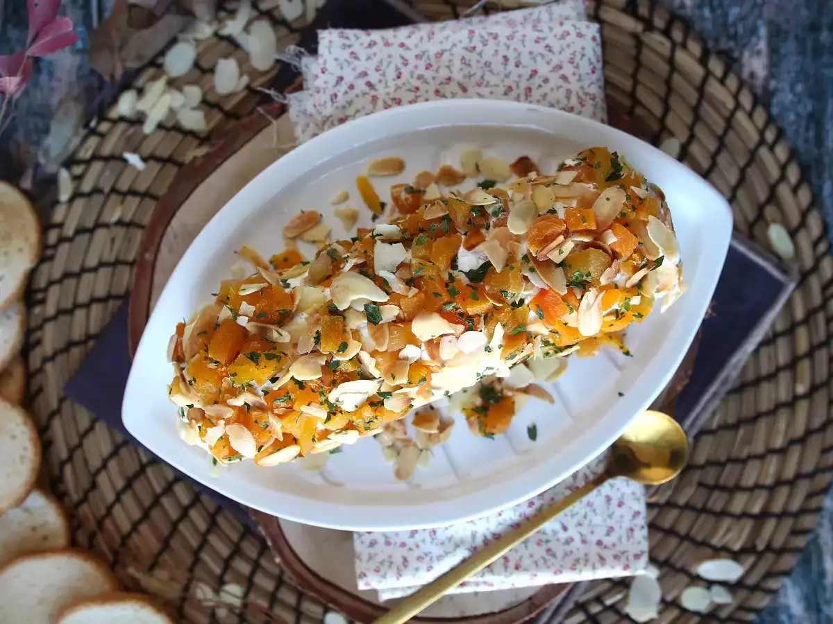 Salama iz kremnega sira z marelicami in mandlji: odlična predjed za zabavo! - fotografija 3