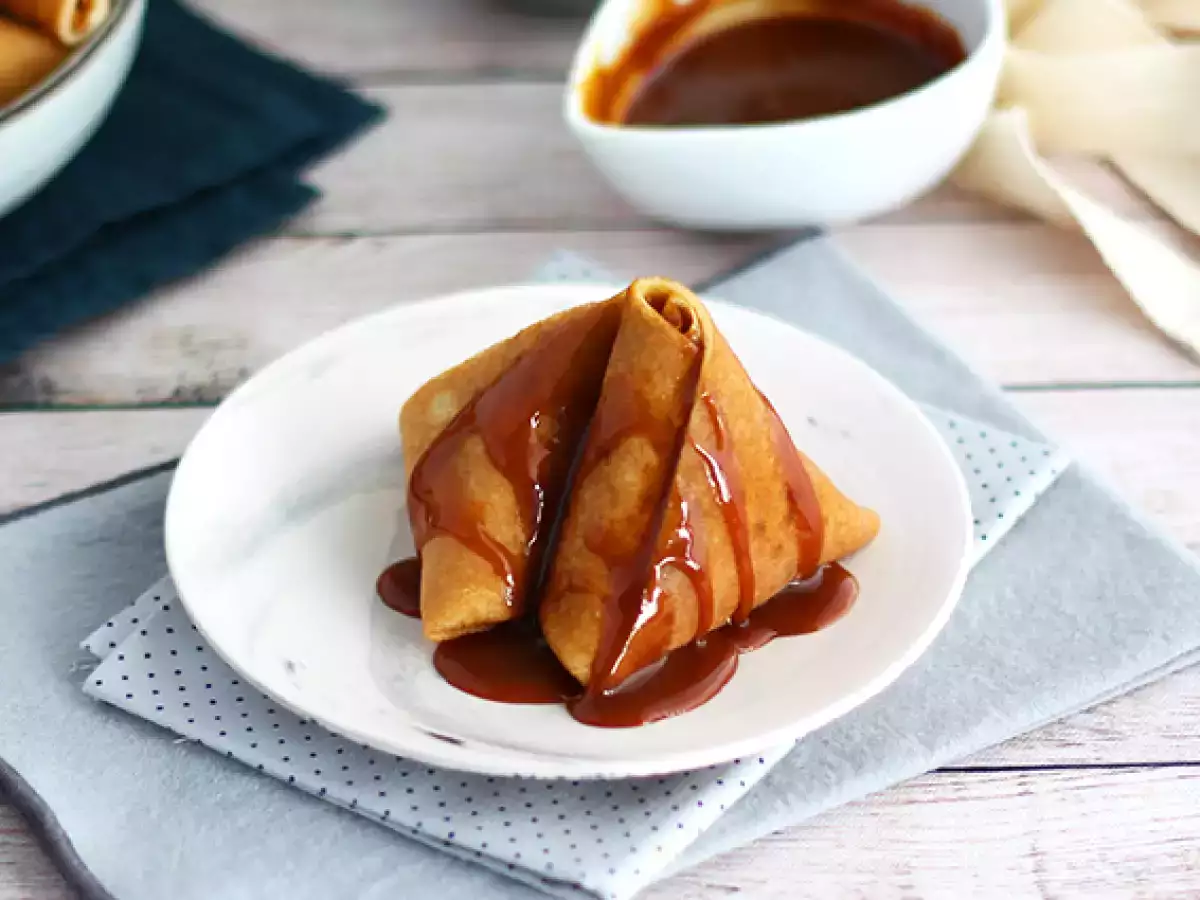 Samose iz palačink s karameliziranimi jabolki