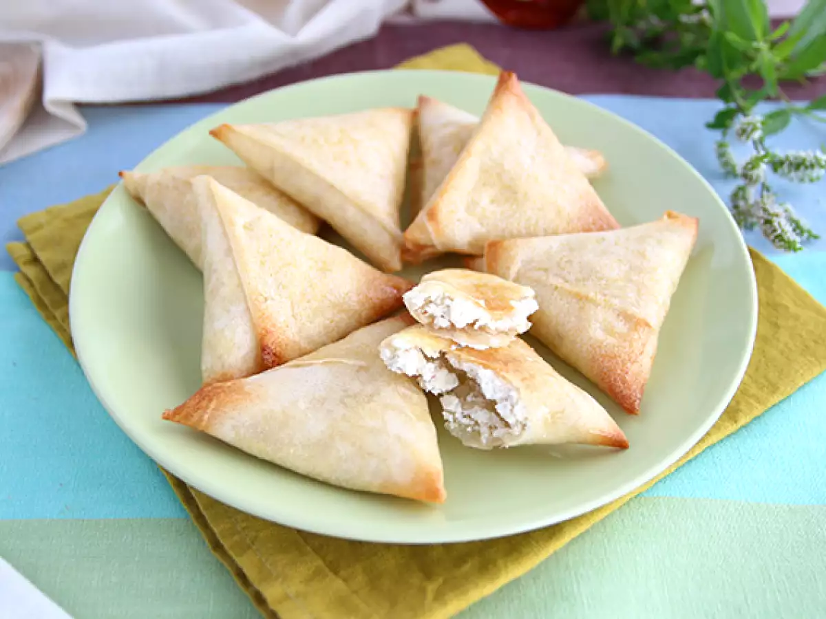 Samose s kozjim sirom in medom