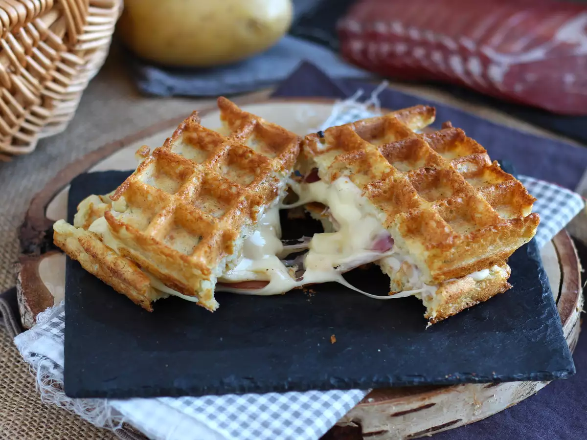 Sendvič iz krompirjevih vafljev z raclette sirom – najboljša tolažilna jed