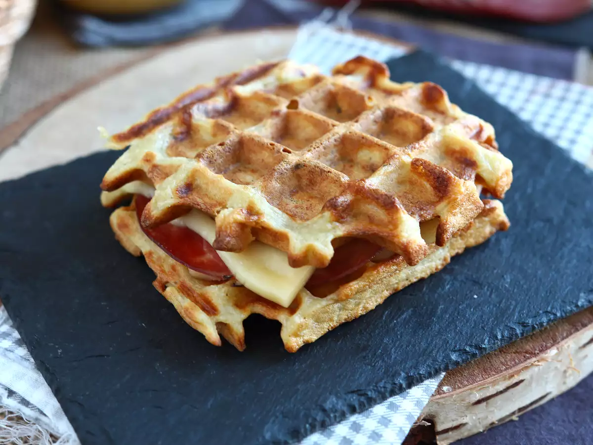 Sendvič iz krompirjevih vafljev z raclette sirom – najboljša tolažilna jed - fotografija 3