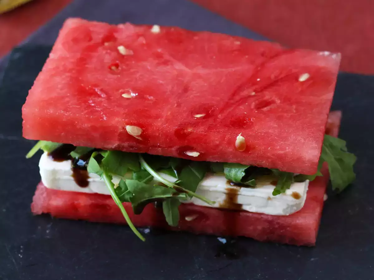 Sendvič z lubenico, feto in rukolo – viralni, osvežujoč poletni recept!