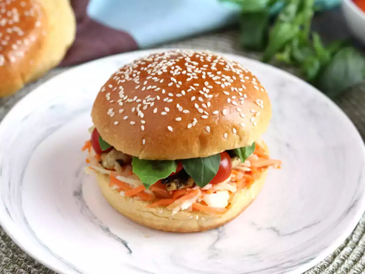 Sendvič z mariniranim piščancem, solato coleslaw, paradižnikom in baziliko - fotografija 2