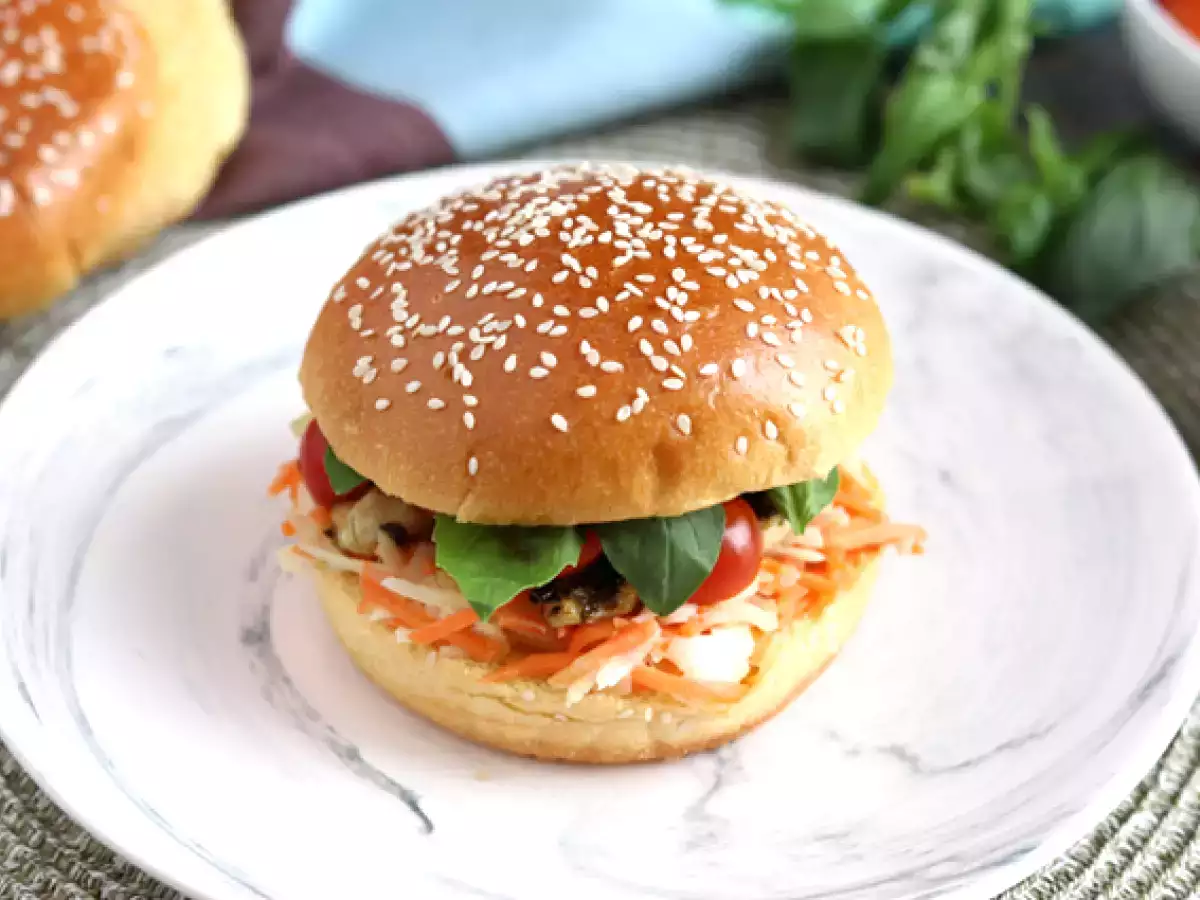 Sendvič z mariniranim piščancem, zeleno solato, paradižnikom in baziliko - fotografija 2