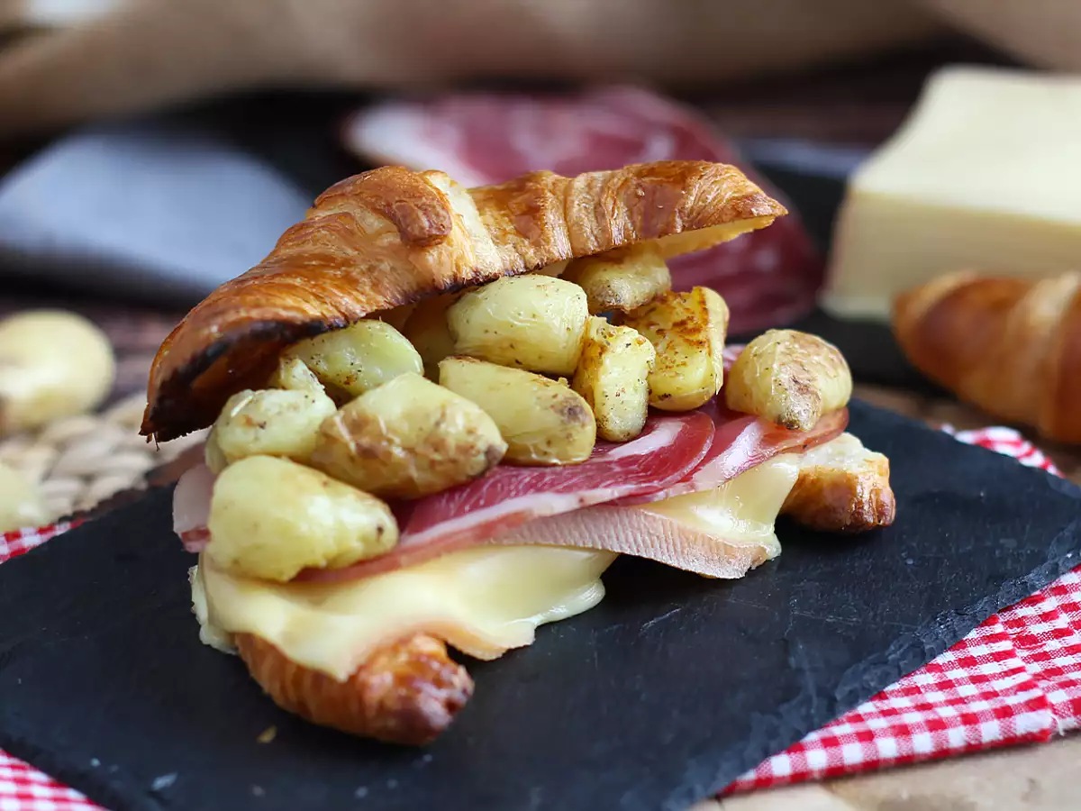 Sendvič z rogljičkom in raclette sirom za odličen brunch