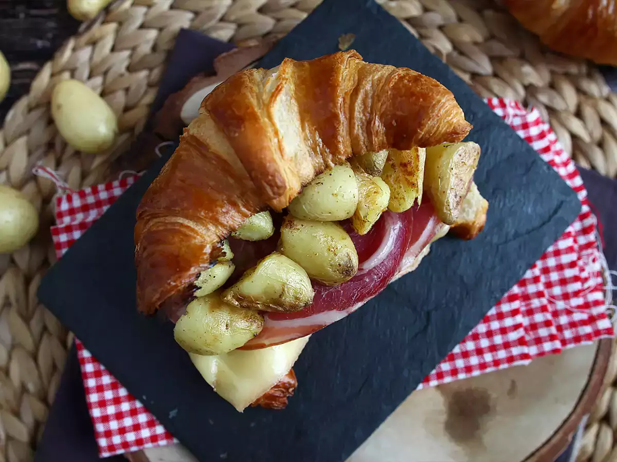 Sendvič z rogljičkom in raclette sirom za odličen brunch - fotografija 2