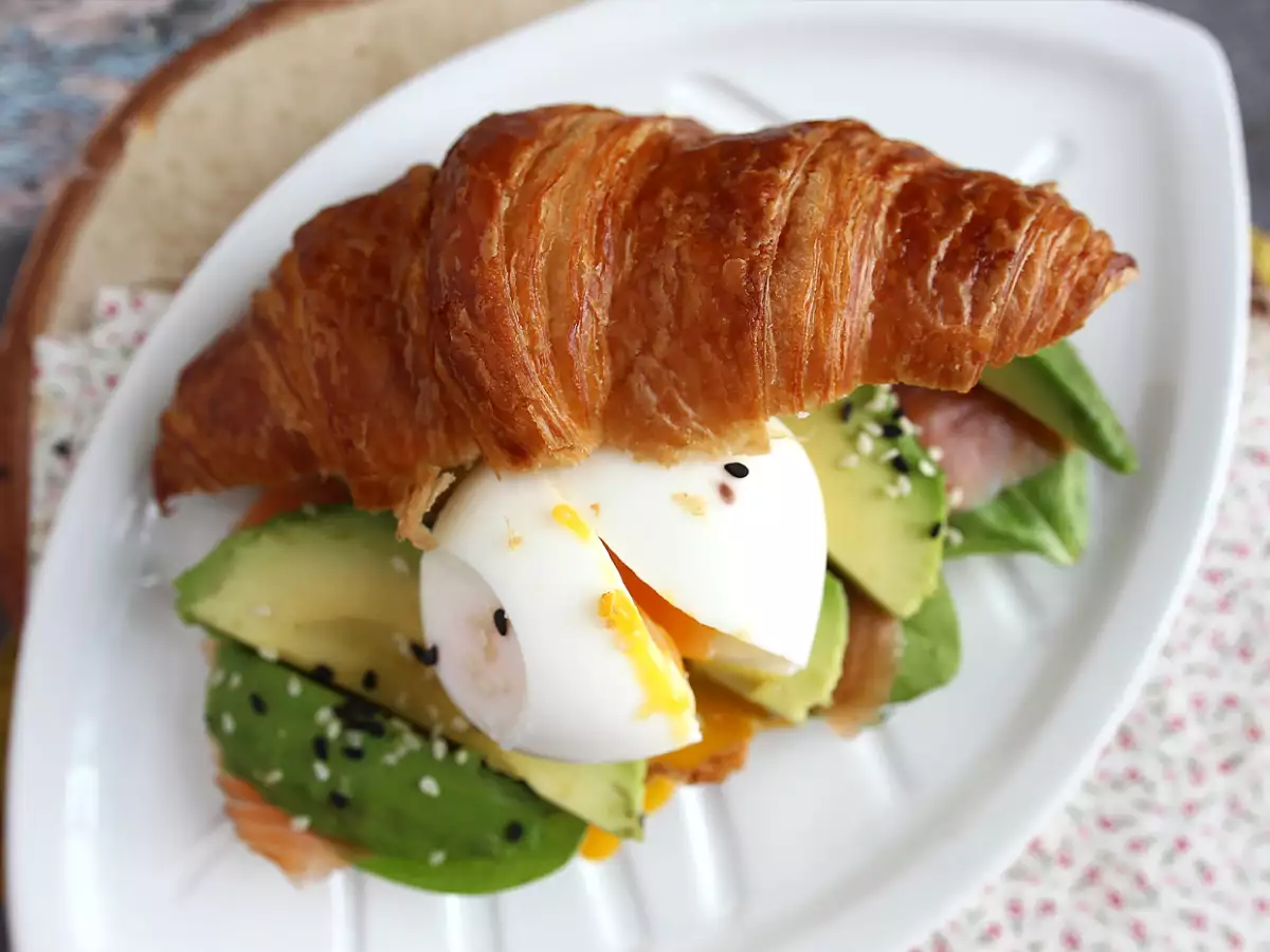 Sendvič z rogljičkom za brunch - fotografija 4
