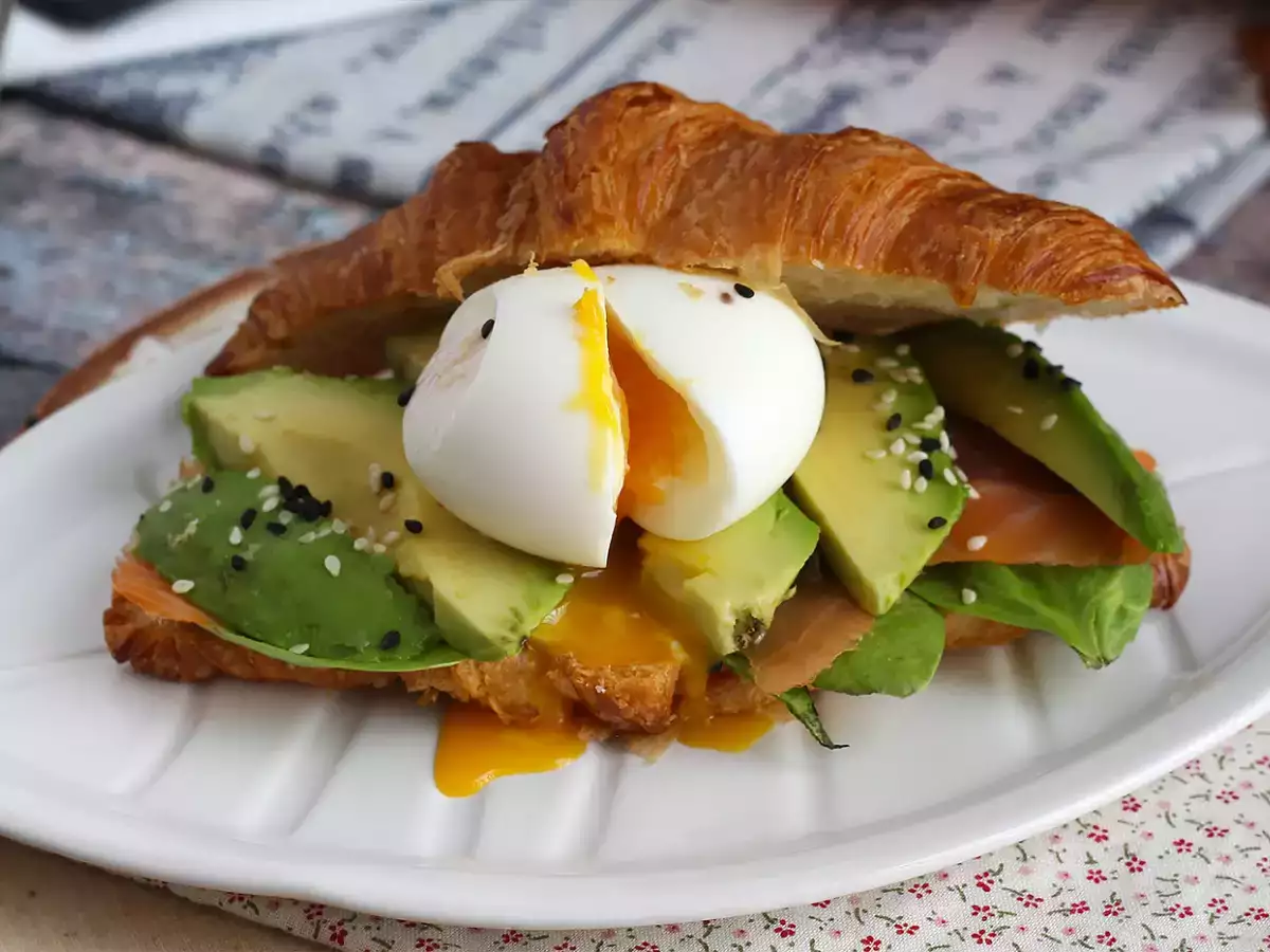 Sendvič z rogljičkom za brunch - fotografija 5