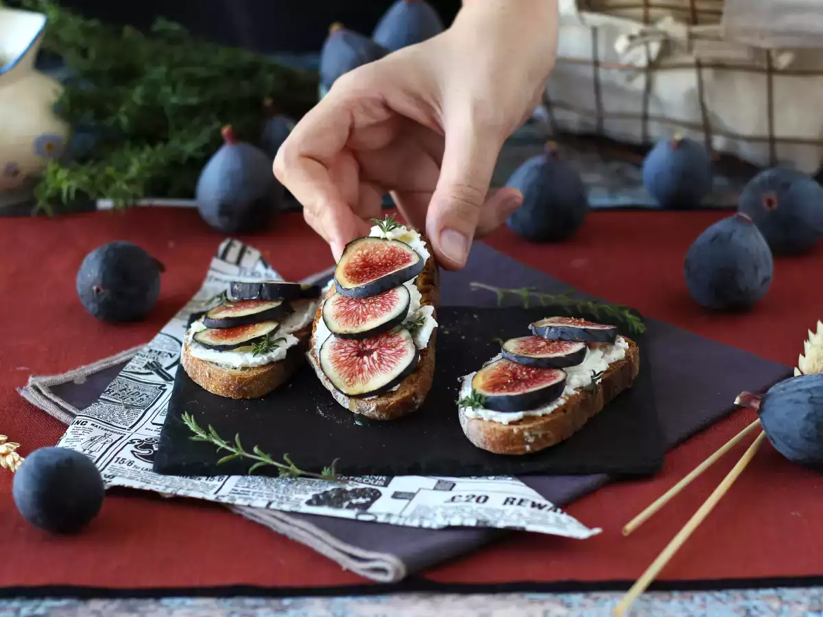 Sendviči s figami, svežim kozjim sirom, medom in rožmarinom - fotografija 3