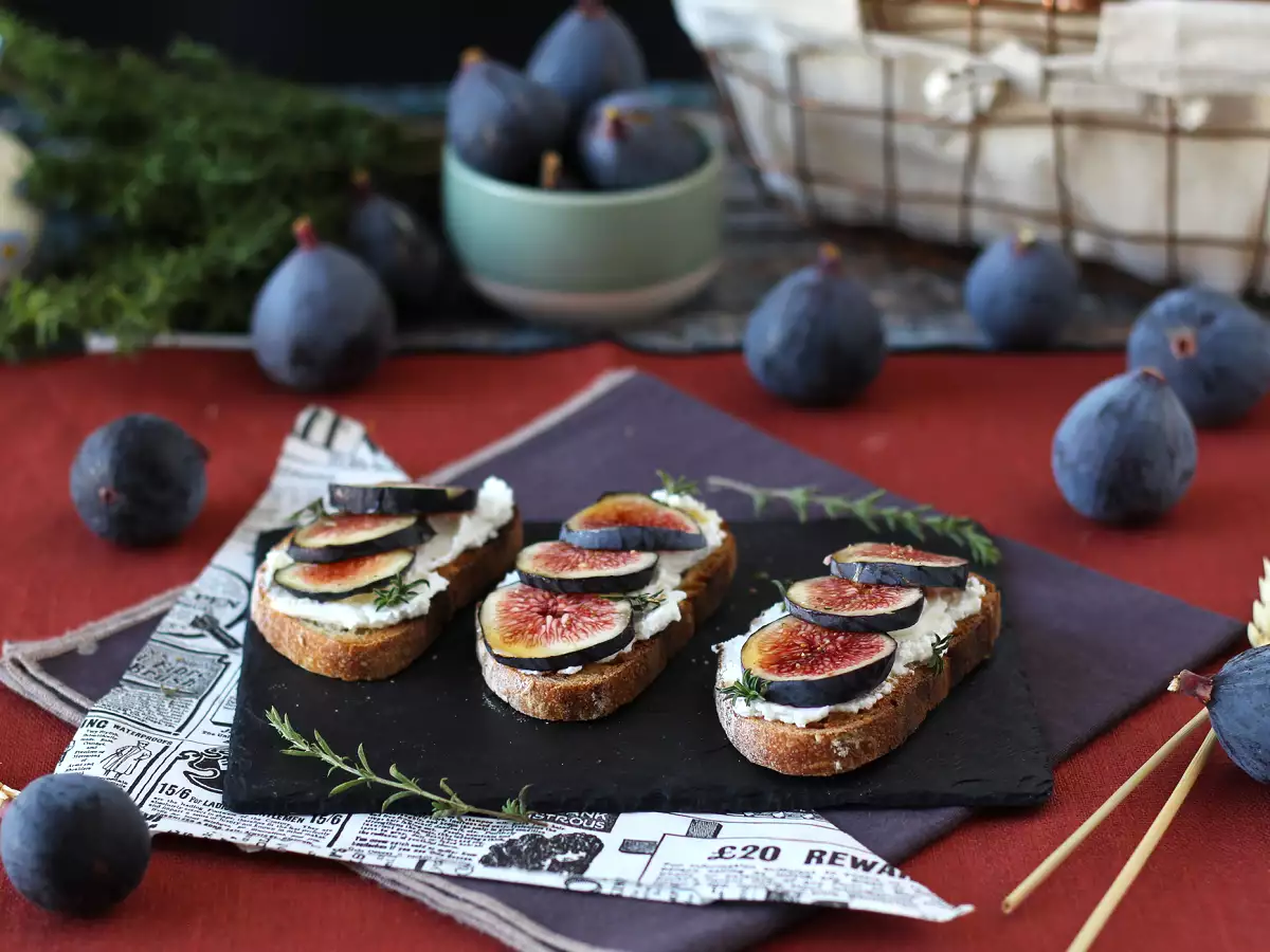 Sendviči s figami, svežim kozjim sirom, medom in rožmarinom - fotografija 6