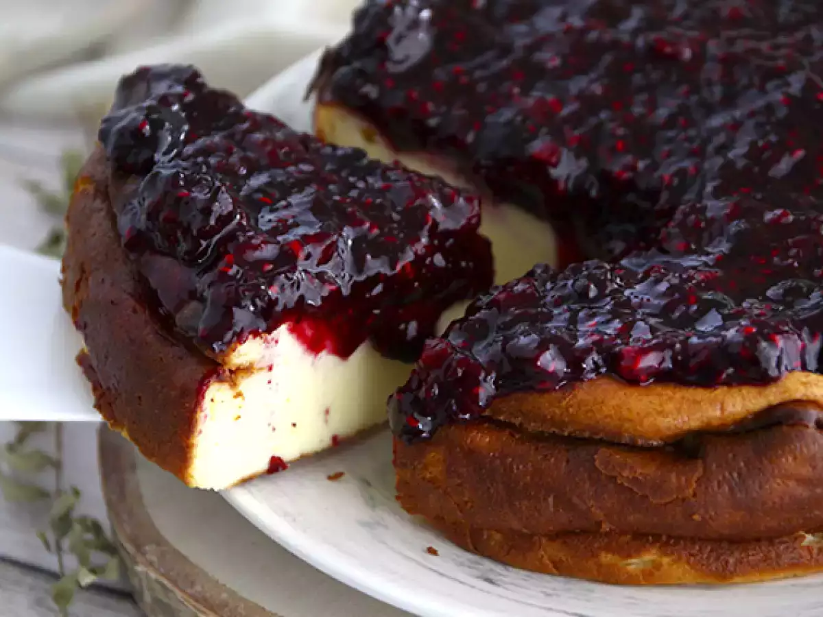 Sirni kolač iz sladkega kondenziranega mleka s kompotom iz rdečega sadja - fotografija 2