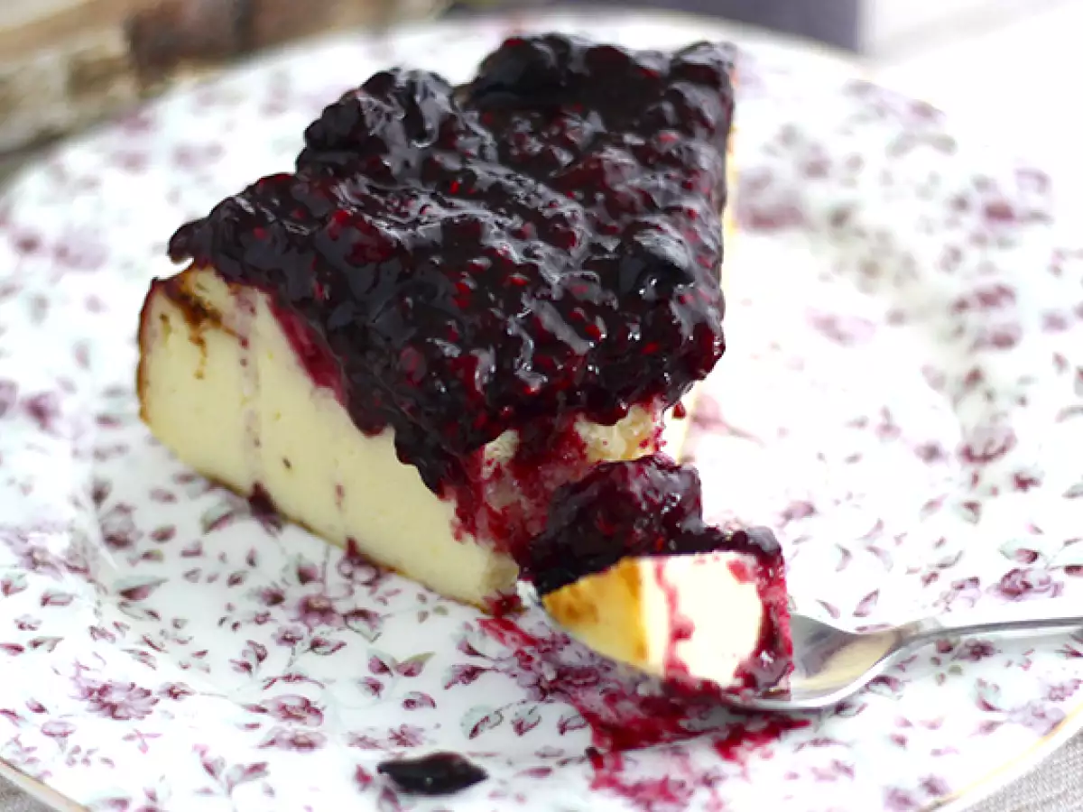 Sirni kolač iz sladkega kondenziranega mleka s kompotom iz rdečega sadja - fotografija 4