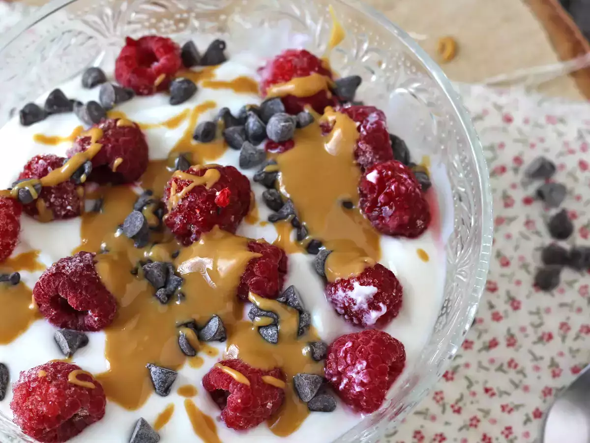 Skleda Skyr z rdečim sadjem, arašidovim maslom in čokolado - fotografija 2