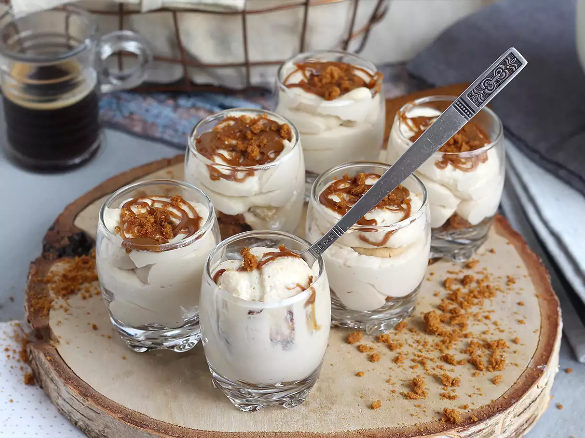 Sladica v kozarcu s peno iz speculoos piškotov