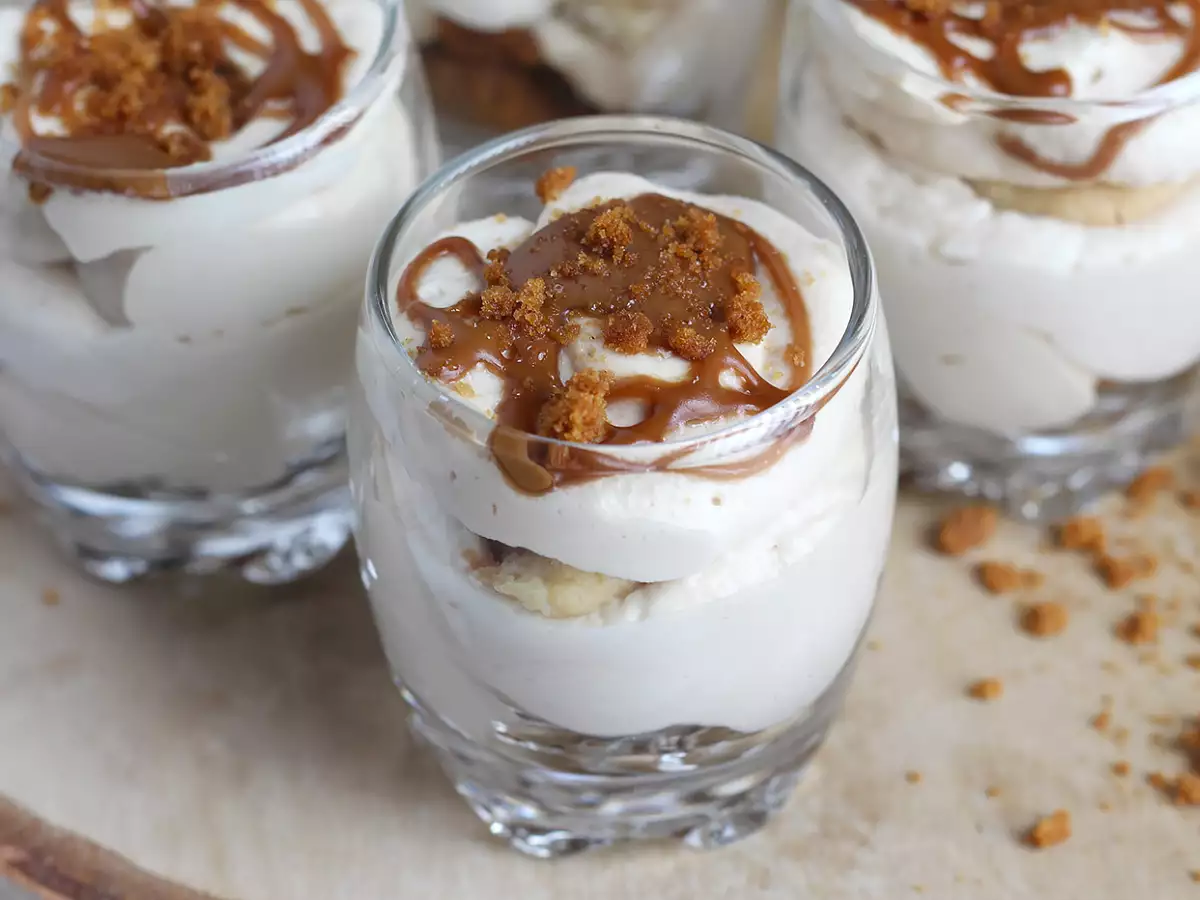 Sladica v kozarcu s peno iz speculoos piškotov - fotografija 2