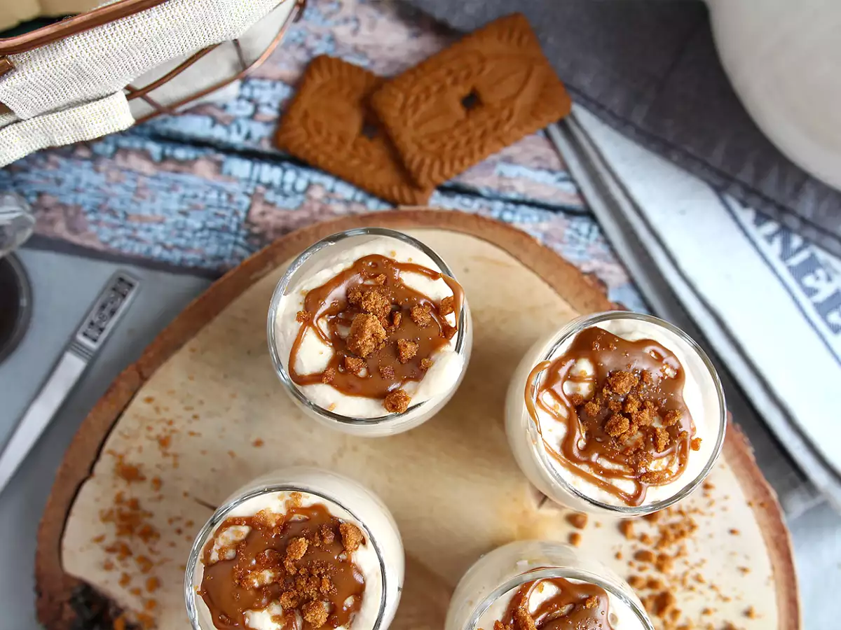 Sladica v kozarcu s peno iz speculoos piškotov - fotografija 4