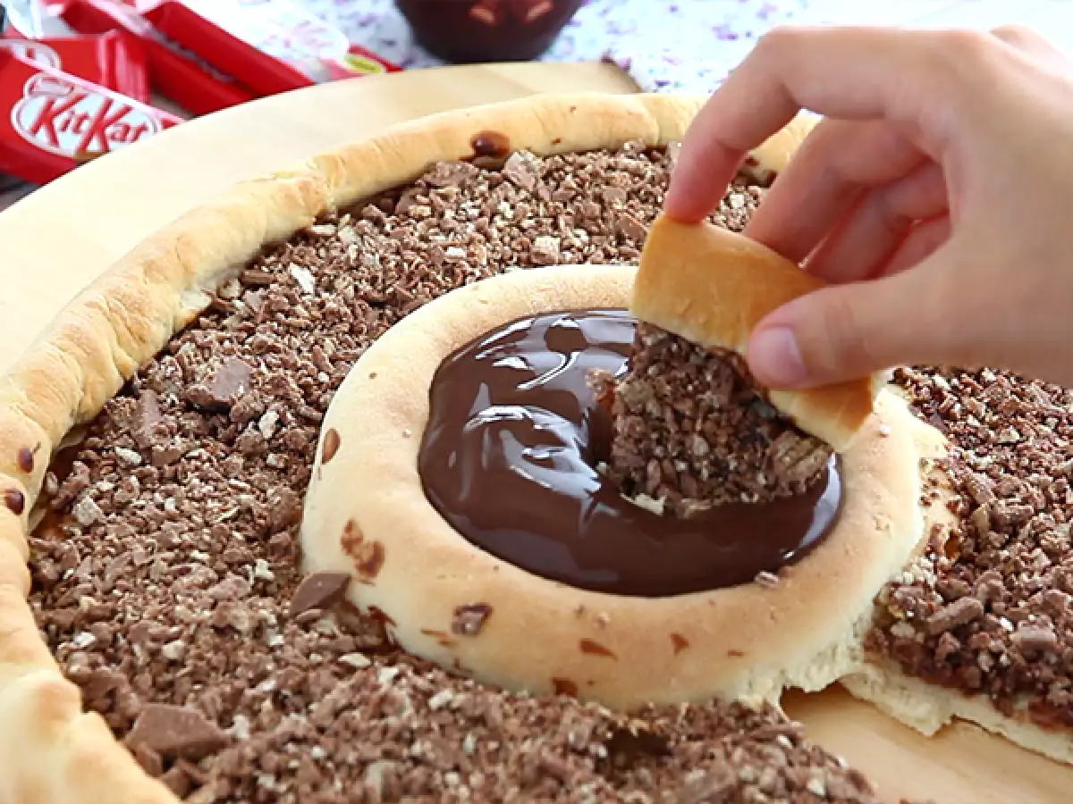 Sladka pica s KitKatom in čokoladnim desertom Danette - fotografija 2