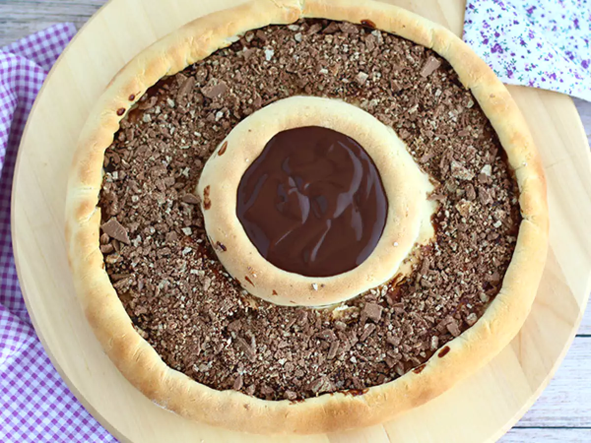 Sladka pica s KitKatom in čokoladnim desertom Danette - fotografija 3