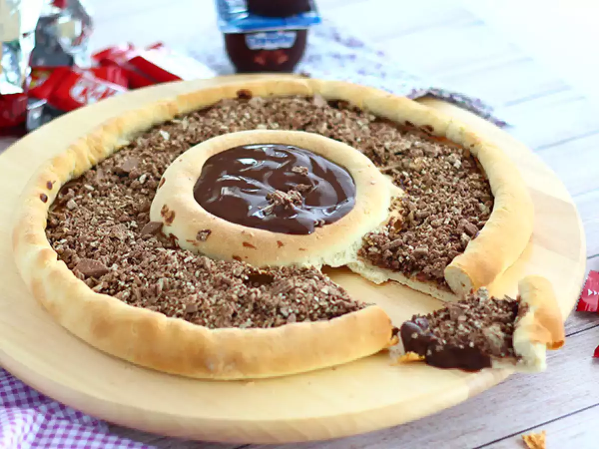 Sladka pica s KitKatom in čokoladnim desertom Danette - fotografija 4