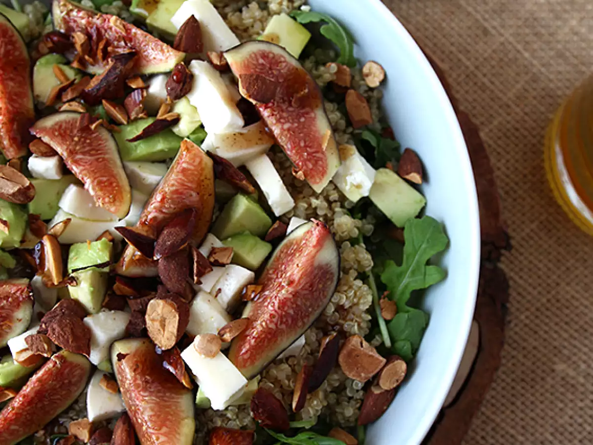 Sladko-kisla solata s figami, rukolo, kvinojo, mocarelo in avokadom - fotografija 2