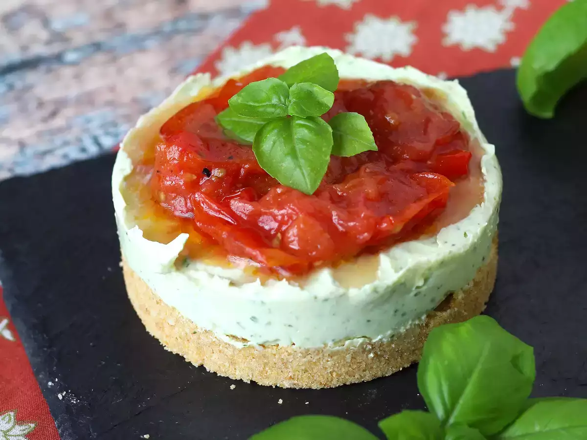 Slan sirni kolač z baziliko in češnjevim paradižnikom: okusna ideja za bifeje in aperitive - fotografija 2