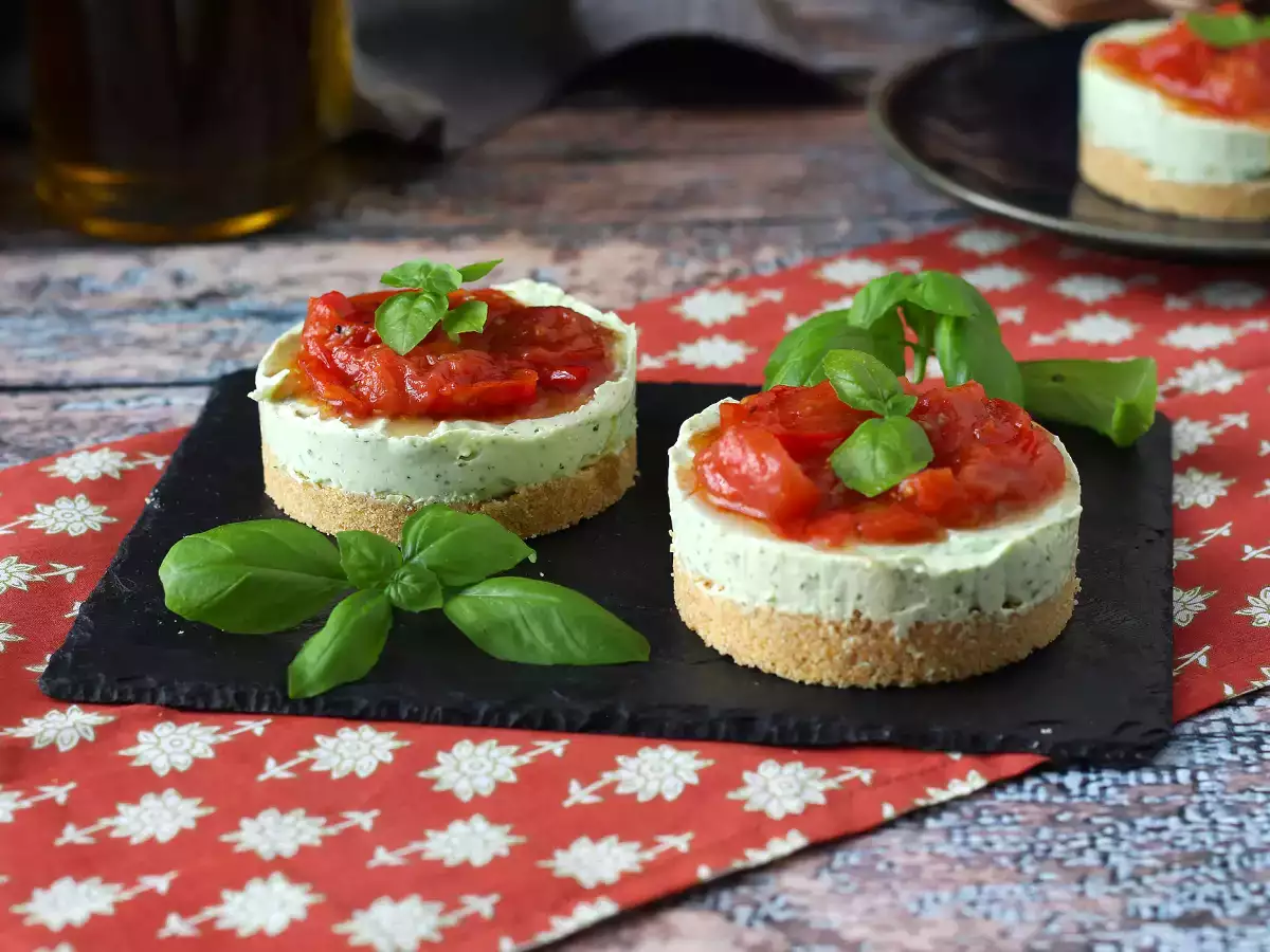 Slan sirni kolač z baziliko in češnjevim paradižnikom: okusna ideja za bifeje in aperitive - fotografija 3