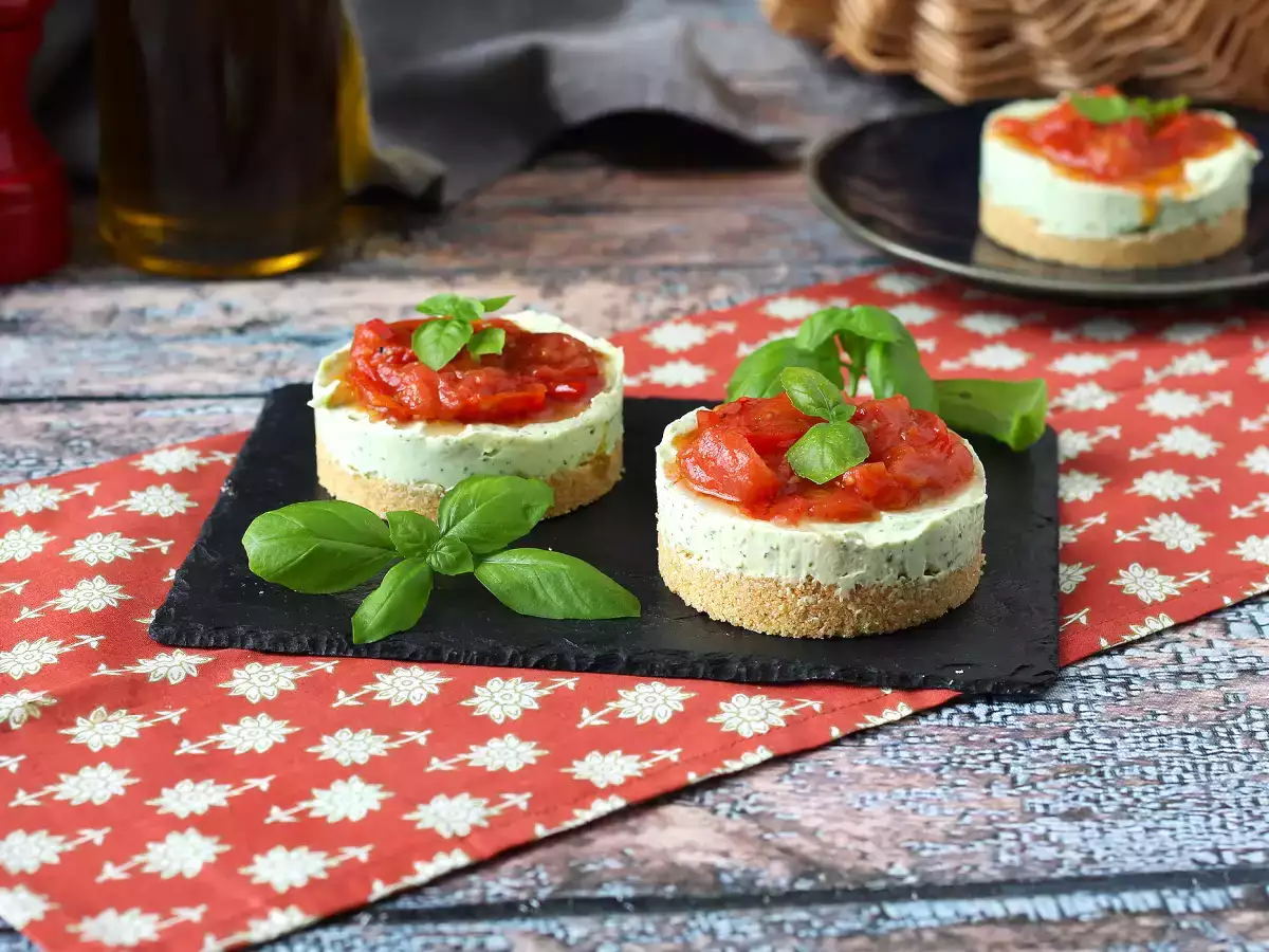 Slan sirni kolač z baziliko in češnjevim paradižnikom: okusna ideja za bifeje in aperitive - fotografija 4