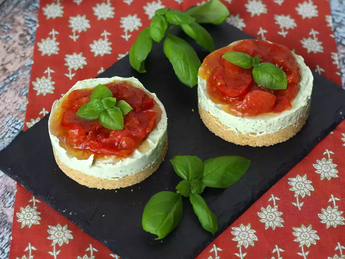 Slan sirni kolač z baziliko in češnjevim paradižnikom: okusna ideja za bifeje in aperitive - fotografija 5