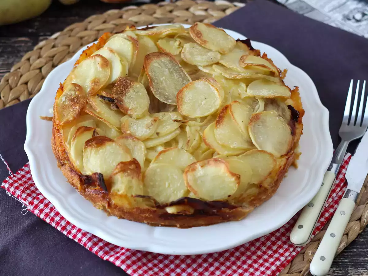 Slana krompirjeva torta s sirom raclette