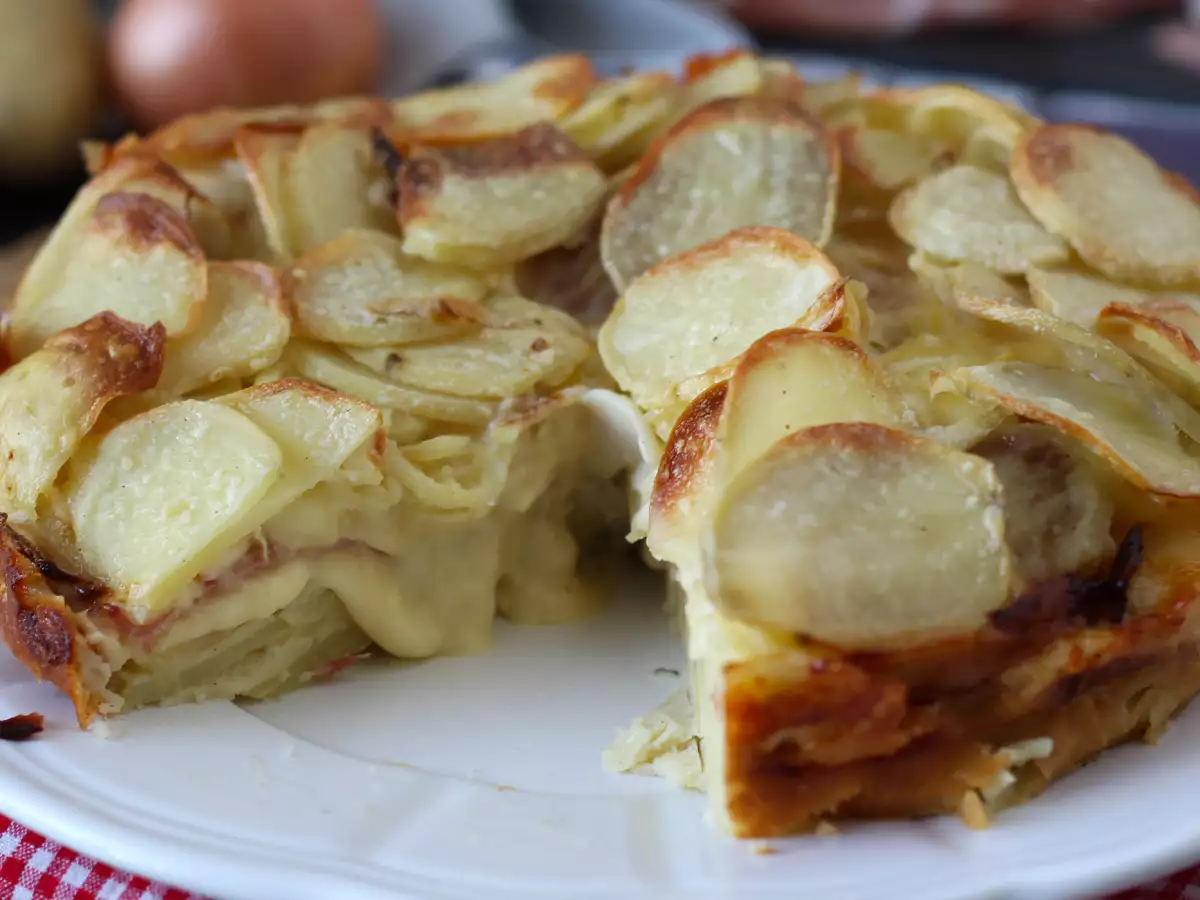 Slana krompirjeva torta s sirom raclette - fotografija 2