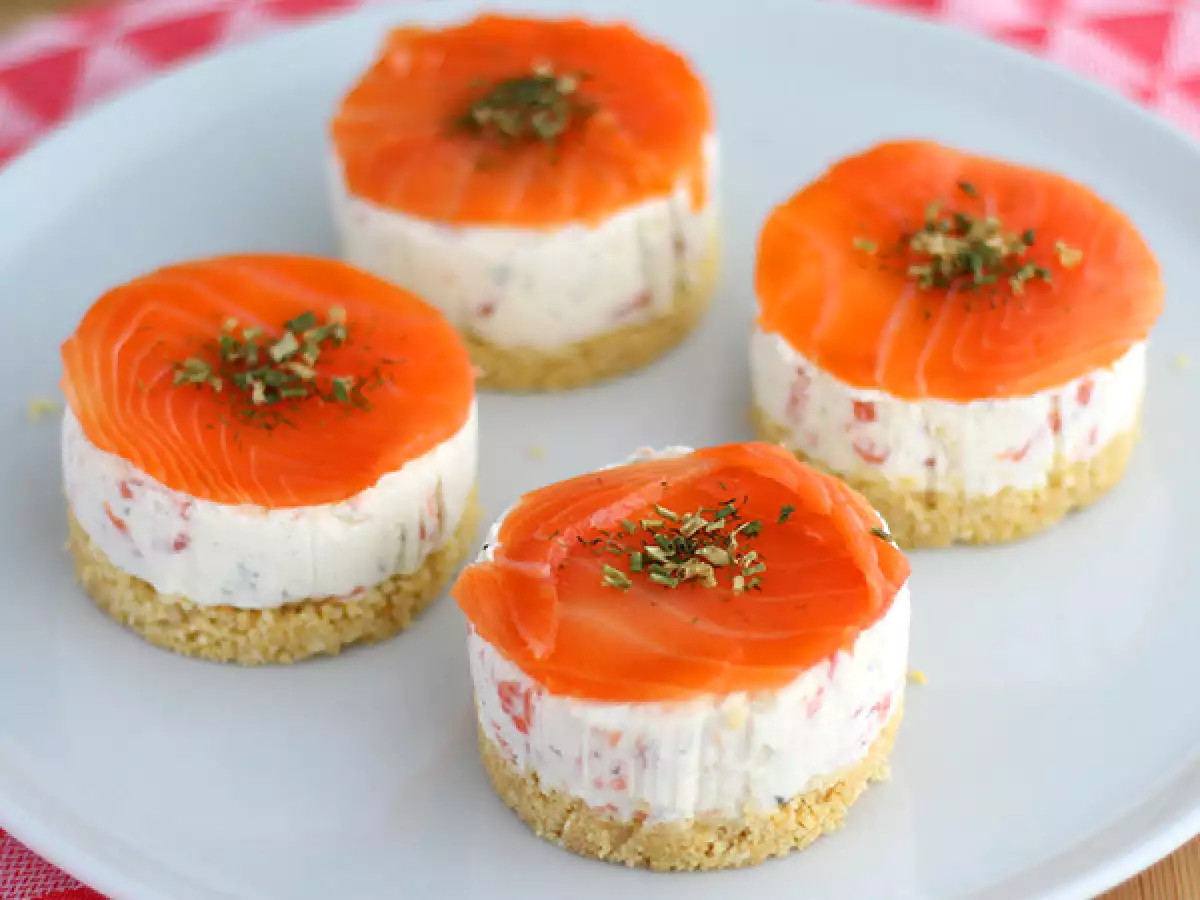 Slani cheesecaki z dimljenim lososom - fotografija 2