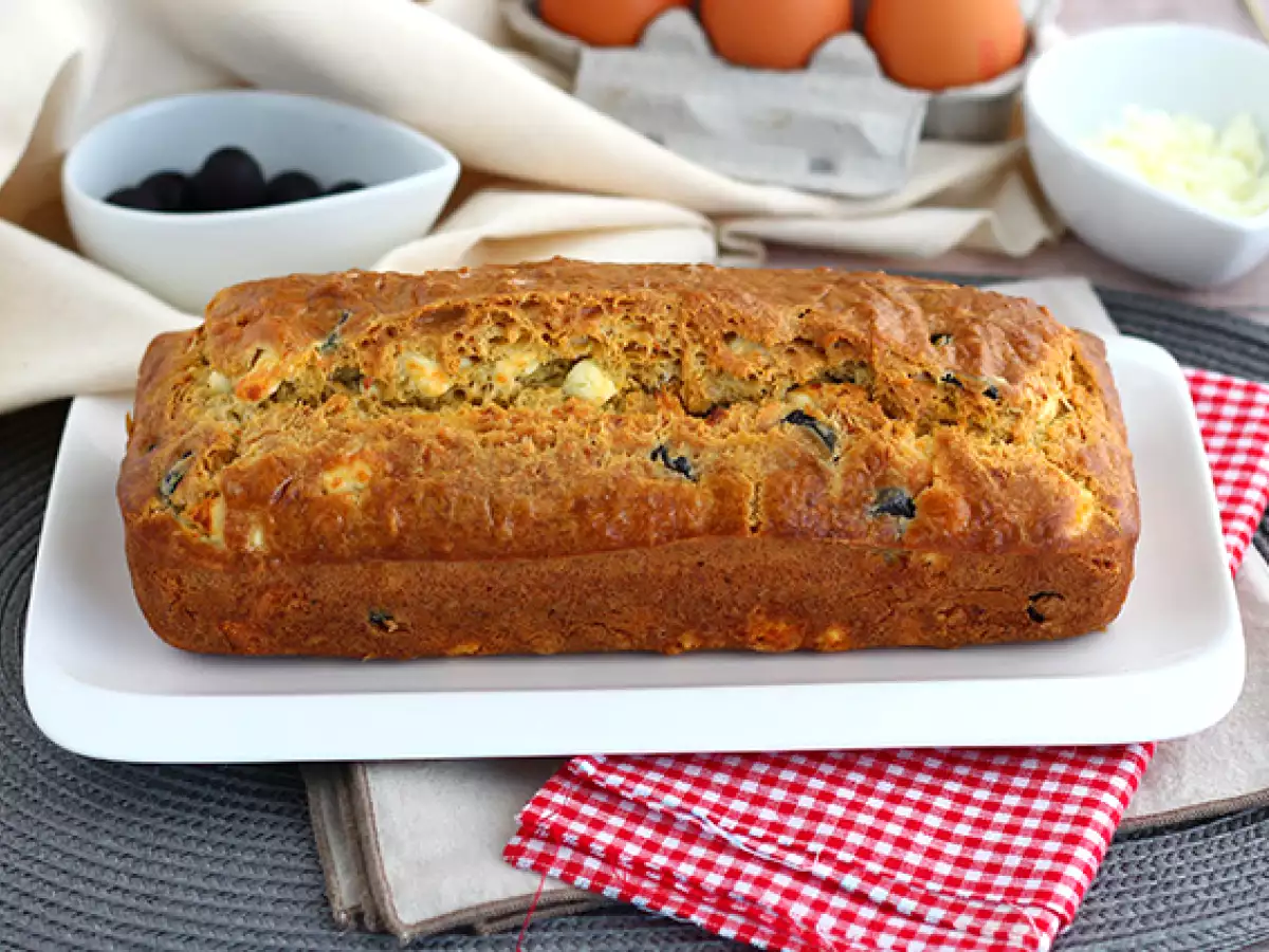 Slani kolač s črnimi olivami in feta sirom - fotografija 2