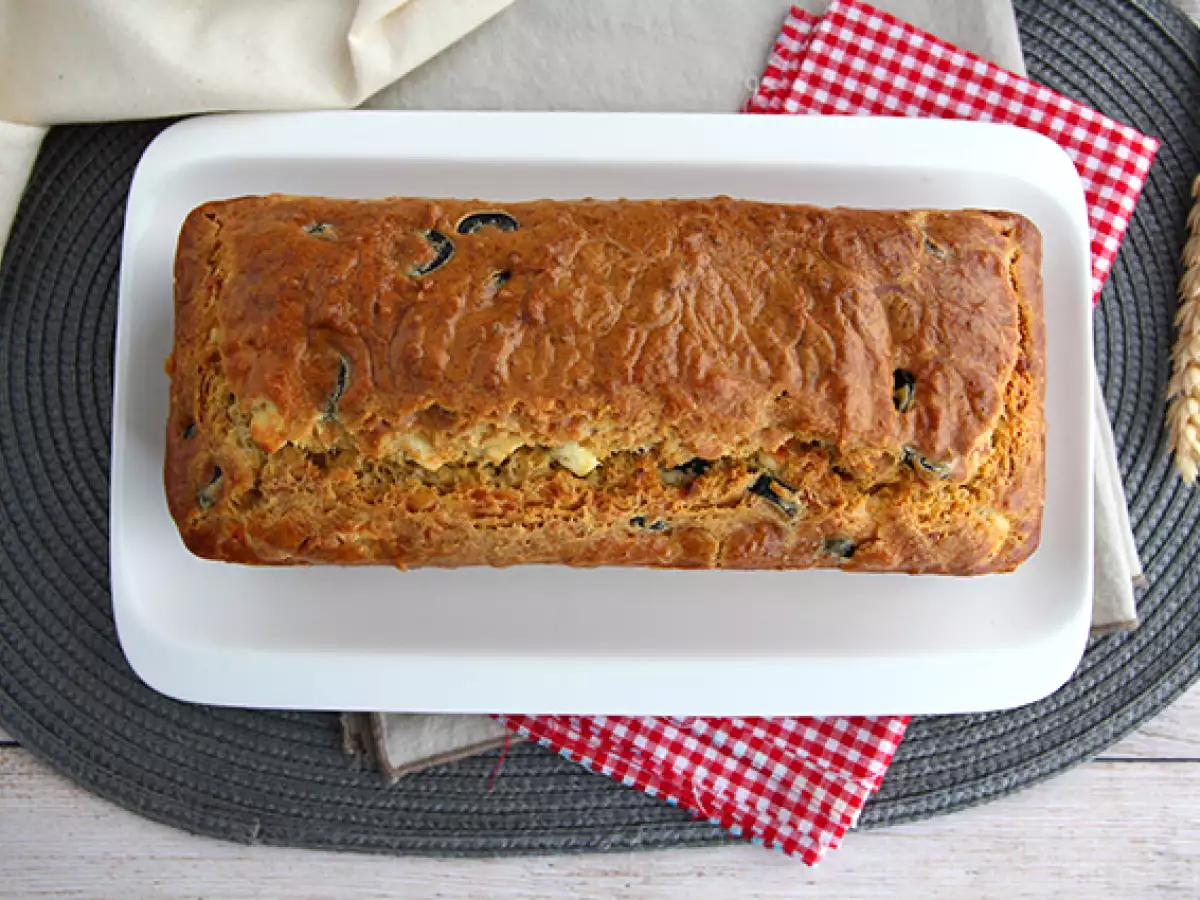 Slani kolač s črnimi olivami in feta sirom - fotografija 4