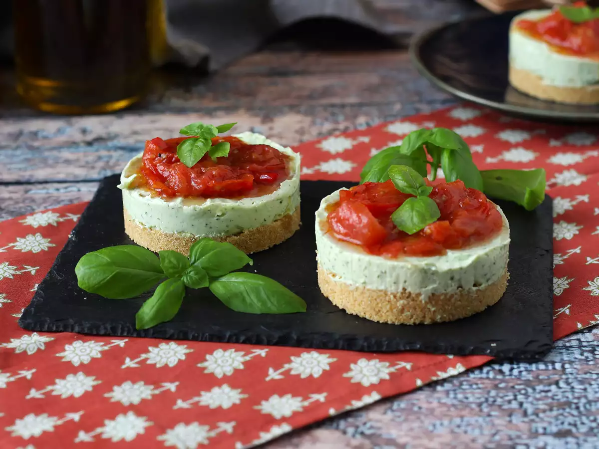 Slani mini cheesecaki z baziliko in češnjevimi paradižniki – okusna ideja za bifeje in aperitive - fotografija 3