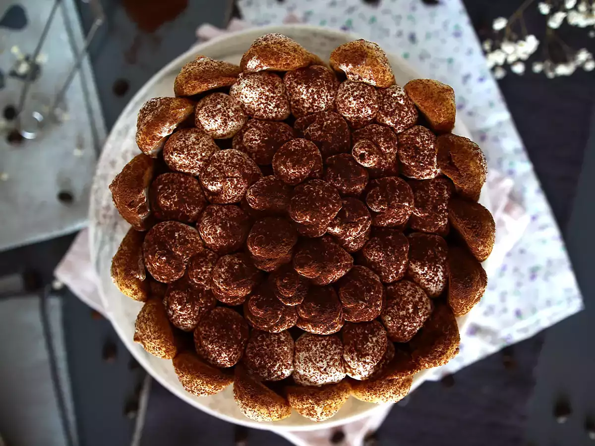 Slastna tiramisu-style charlotte brez jajc - fotografija 3