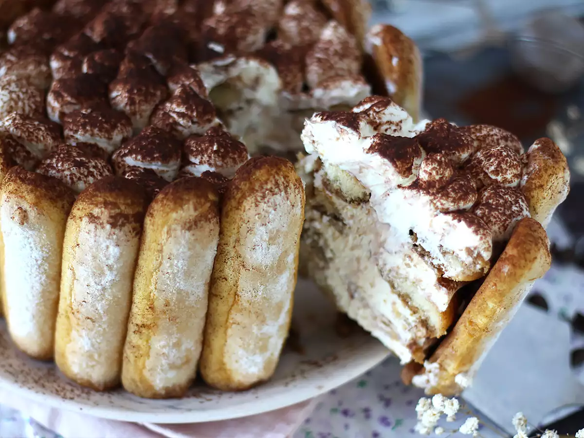 Slastna tiramisu-style charlotte brez jajc - fotografija 4