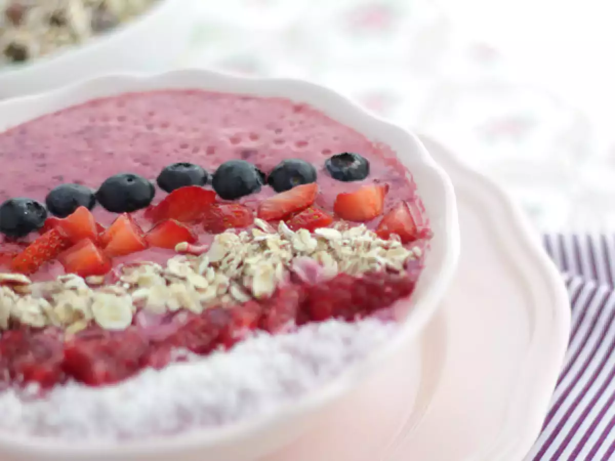 Smoothie skleda z rdečim sadjem - fotografija 3